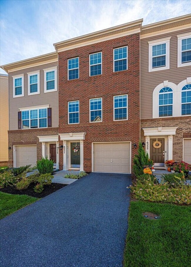 Building Photo - 3 level townhouse (newer construction) in Jefferson Place Community available early June!