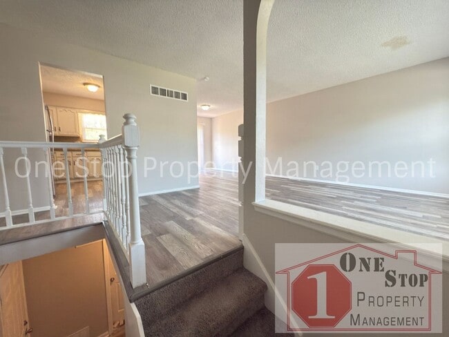 Building Photo - Beautiful 3 Bedroom 2 Bathroom Home in Blu...