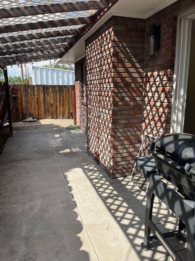 Building Photo - 2 Bedroom / 1 Bathroom Duplex in Old South...