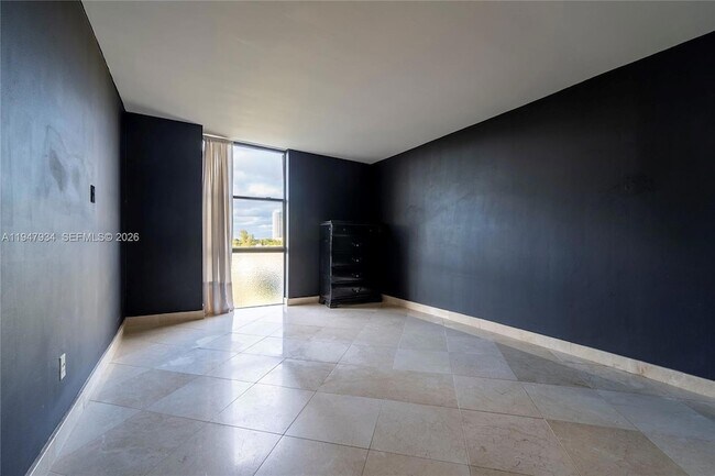 Building Photo - 2350 NE 135th St