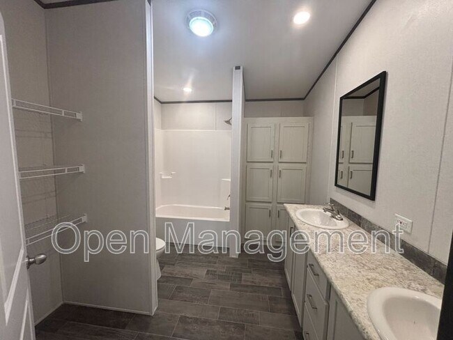 Building Photo - 725 S 12th St