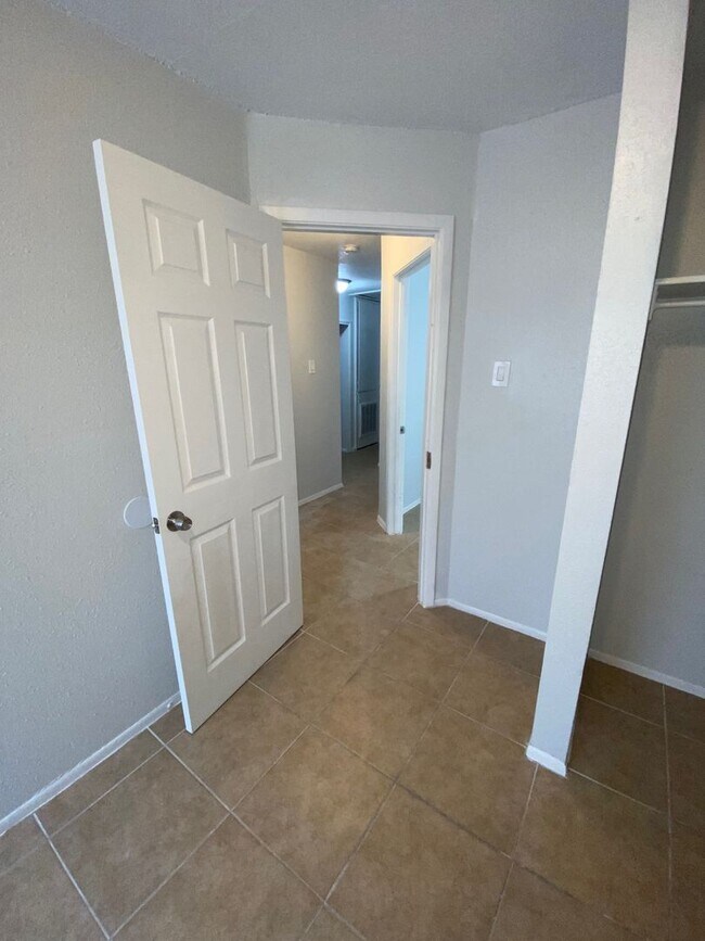 Building Photo - Spacious 2BR/1BA- Home Available Now!