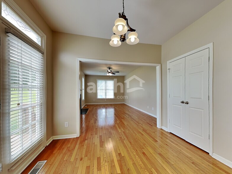 Building Photo - 3915 Red Hill Ct