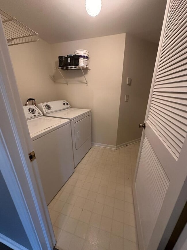 Building Photo - 17 Willow Pkwy