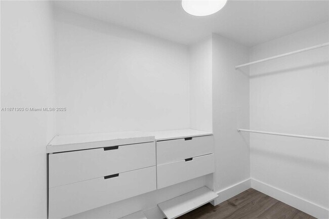 Building Photo - 1300 NE Miami Gardens Dr