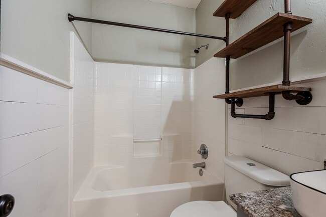 Building Photo - 1605 Silver Oak Dr