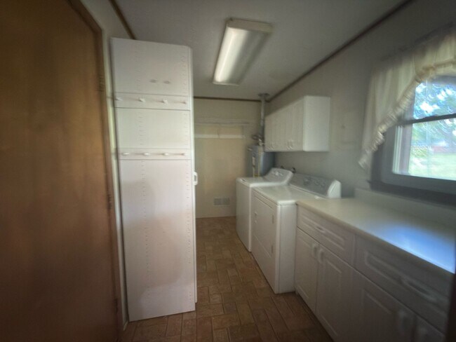 Building Photo - Spacious three bedroom, two bathroom with ...