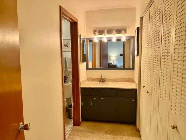 Building Photo - 2011 Viking Dr NW