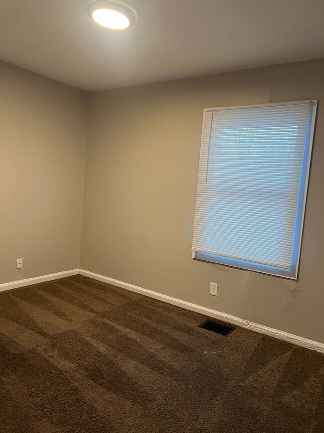 Building Photo - A charming 3 bedroom, 1 bathroom house has been newly remodeled and is ready for you to move in.