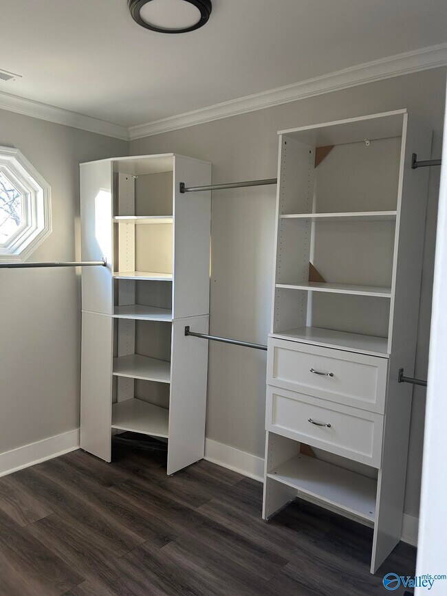 Building Photo - 2012 Fairway Hills Dr