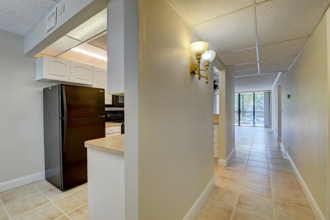 Building Photo - 16 Royal Palm Way