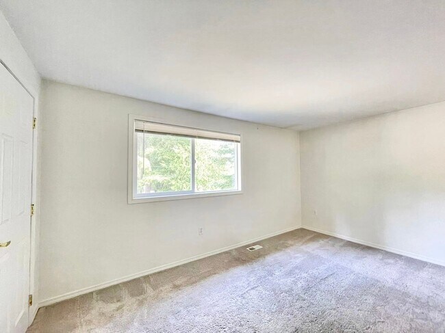 Building Photo - Spacious 5-Bedroom Home in Prime Location