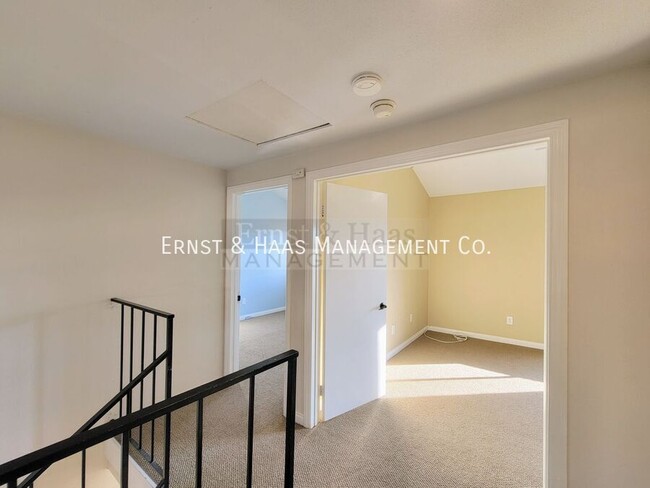 Building Photo - Beautiful Attached Townhome in Wonderful G...