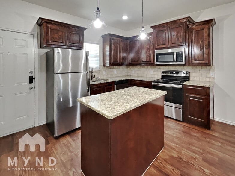 Building Photo - 606 Picnic Ct
