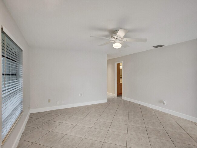 Building Photo - 3747 E Valley Green Dr