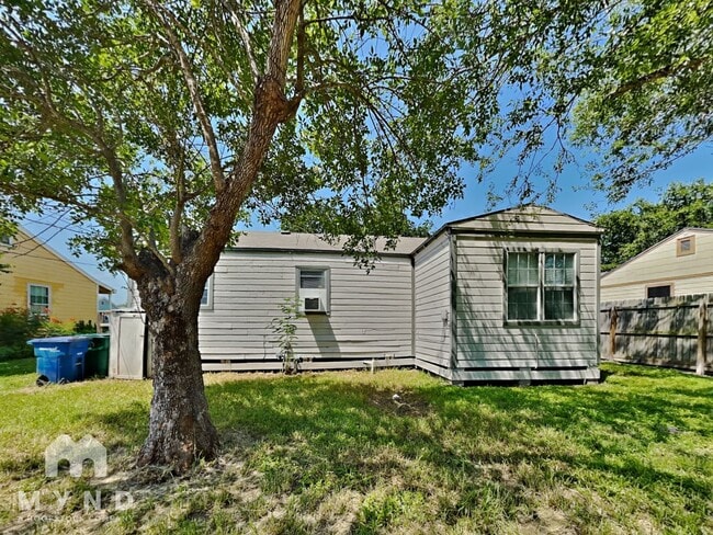 Building Photo - 1735 Arlington Dr