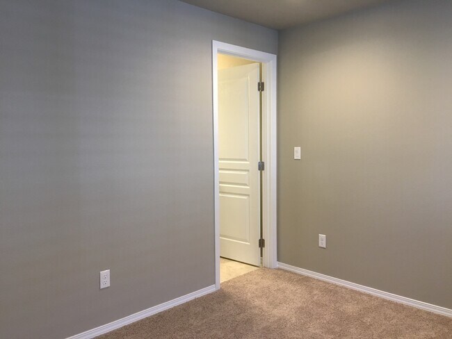 Building Photo - 594 N Trinity Way