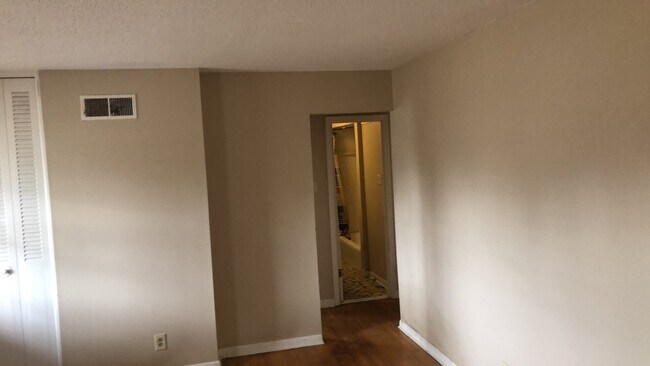 Building Photo - MOVE-IN SPECIAL 1/2 OFF 1ST MONTH'S RENT!!