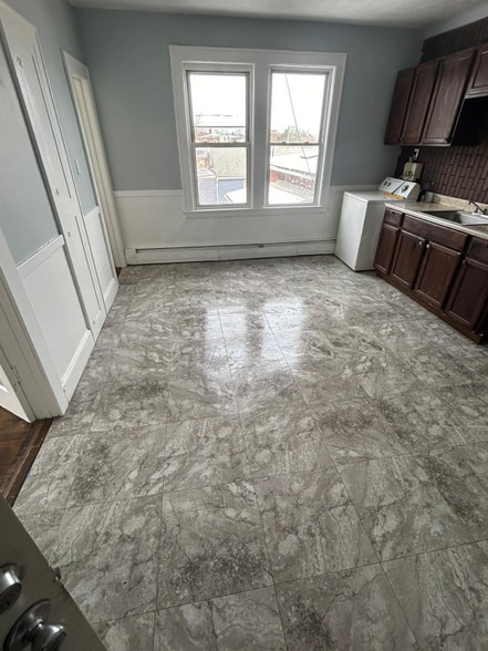 Building Photo - 168 Oak St