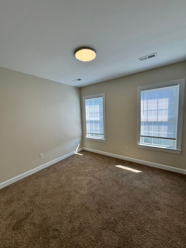 Building Photo - 150 Raye Dr
