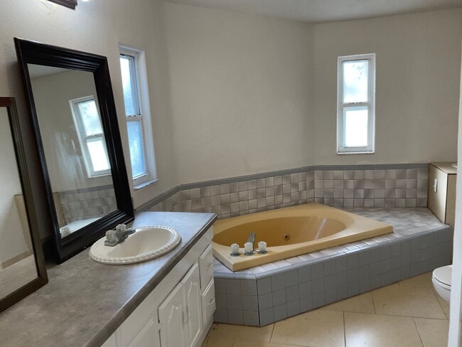 Building Photo - Amazing semi private secluded property