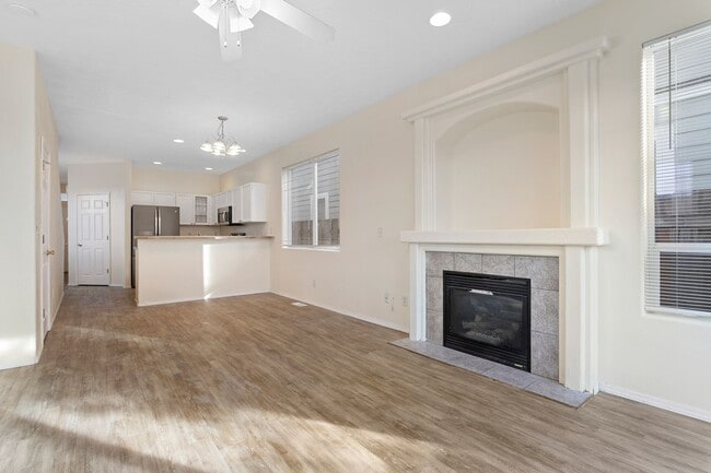 Building Photo - Large 3 bedroom 2.5 Bath Home! Tour Today!