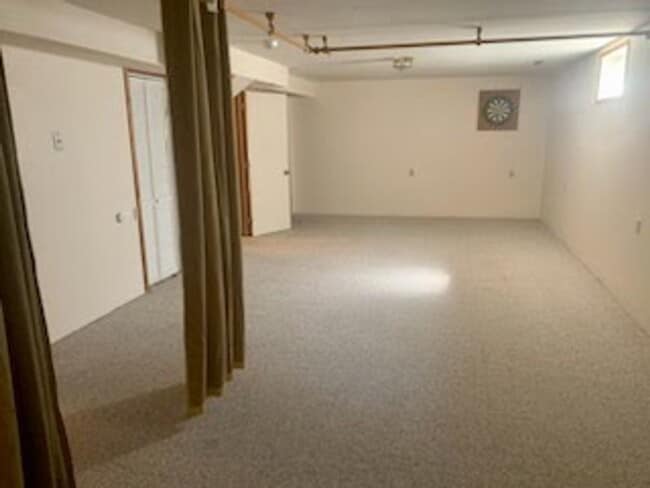 Building Photo - Spacious Heights 3 Bed!