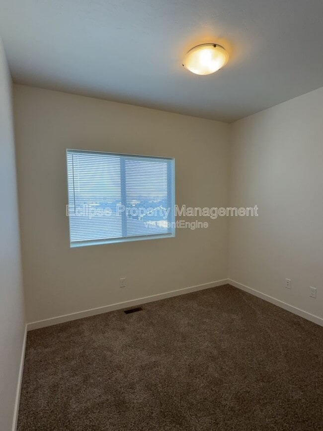 Building Photo - 250 Sasha St