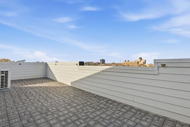 Building Photo - Stylish Midtown townhouse with stunning city views!