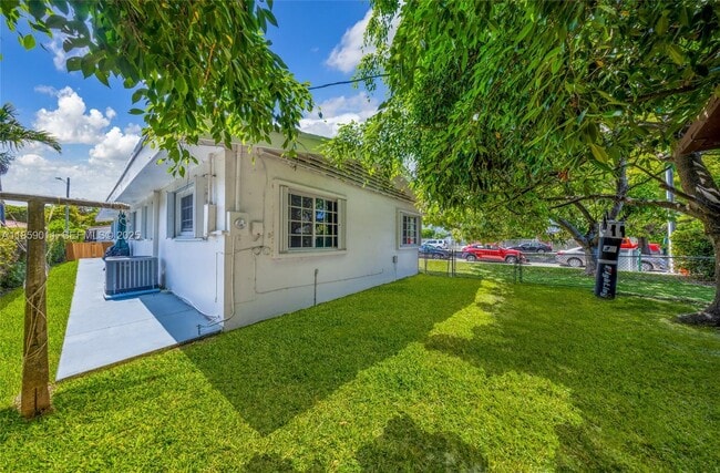 Building Photo - 1700 N Treasure Dr