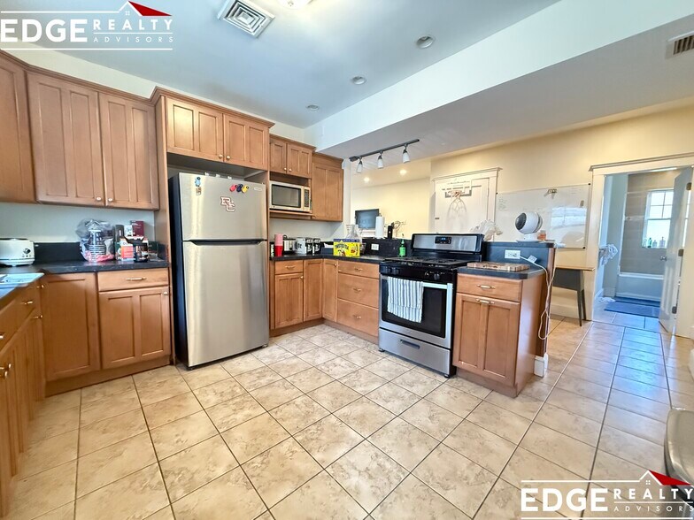 Building Photo - 37 Radnor Rd