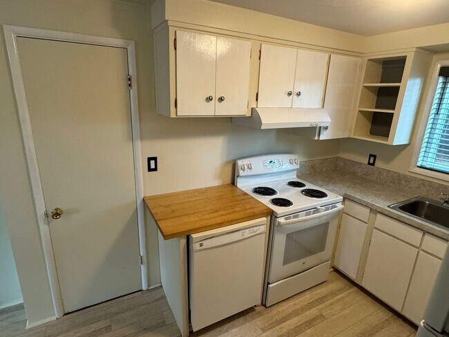 Building Photo - 2 Bedroom Off Coburg Rd.