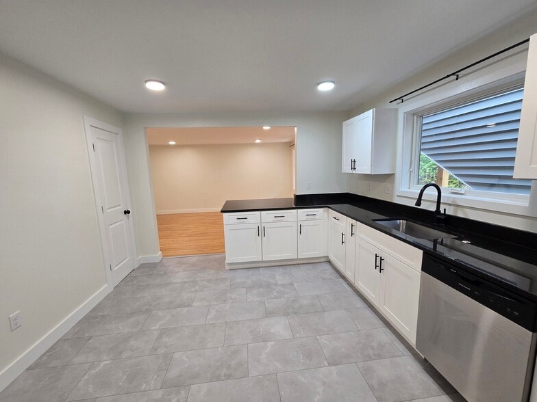 Building Photo - 20 Poirier Pl