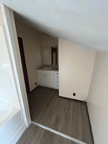 Building Photo - 77 Aurora St