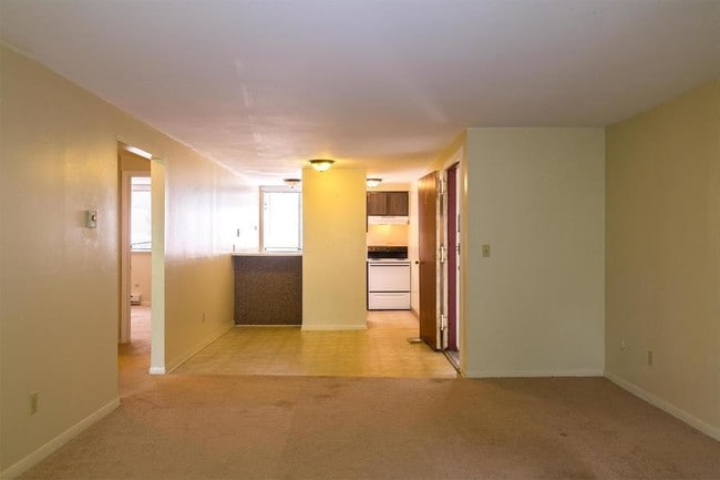 Building Photo - 406 Ivy Ridge Rd