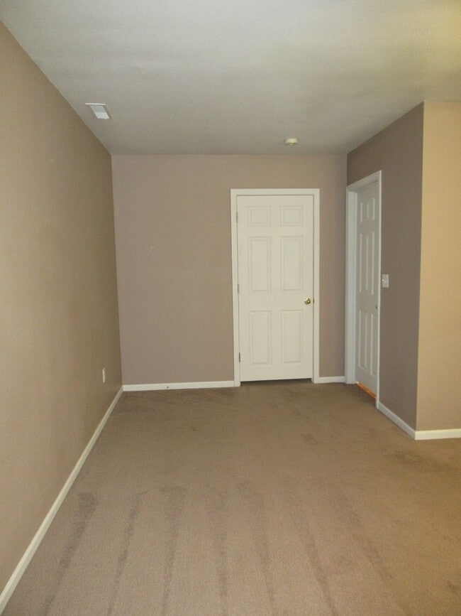 Building Photo - Available July 1st