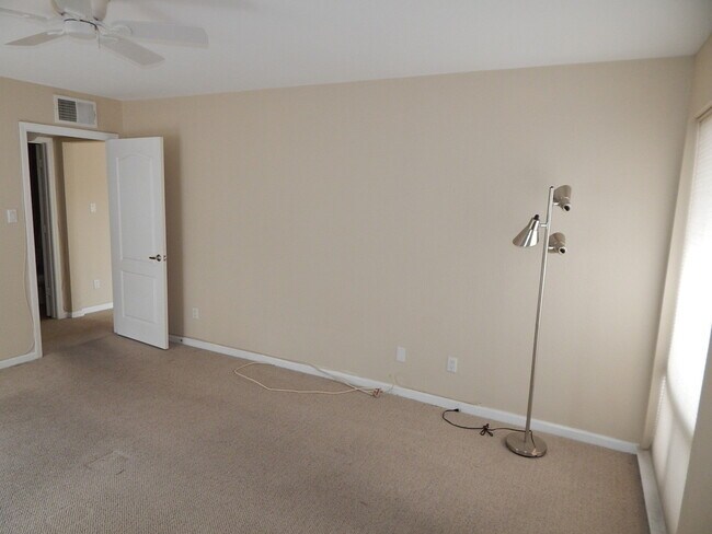 Building Photo - 769 Oakmont Ave