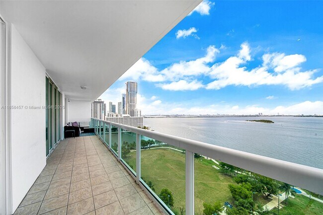 Building Photo - 1800 N Bayshore Dr