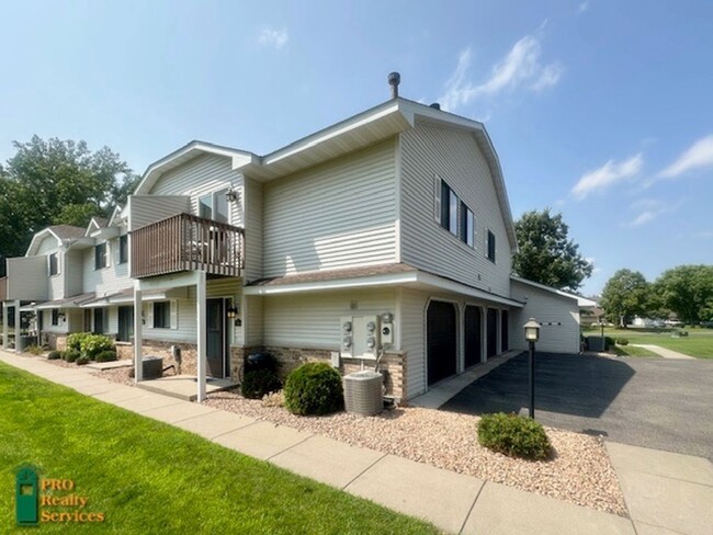 Building Photo - 2 Bedroom Townhome in Maple Grove