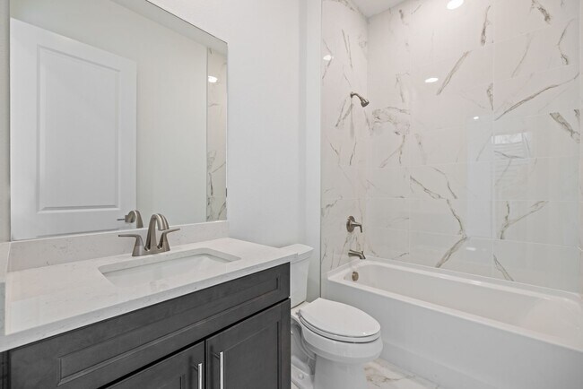 Building Photo - Brand New spacious 4bd/3.5bth Sarasota Hom...