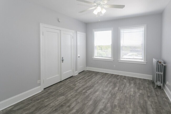 Interior Photo - 6930 N Greenview