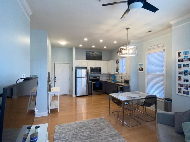 Building Photo - "Cozy Urban Retreat: Charming 1-Bedroom Oasis in Charlotte's Vibrant Arts District!"