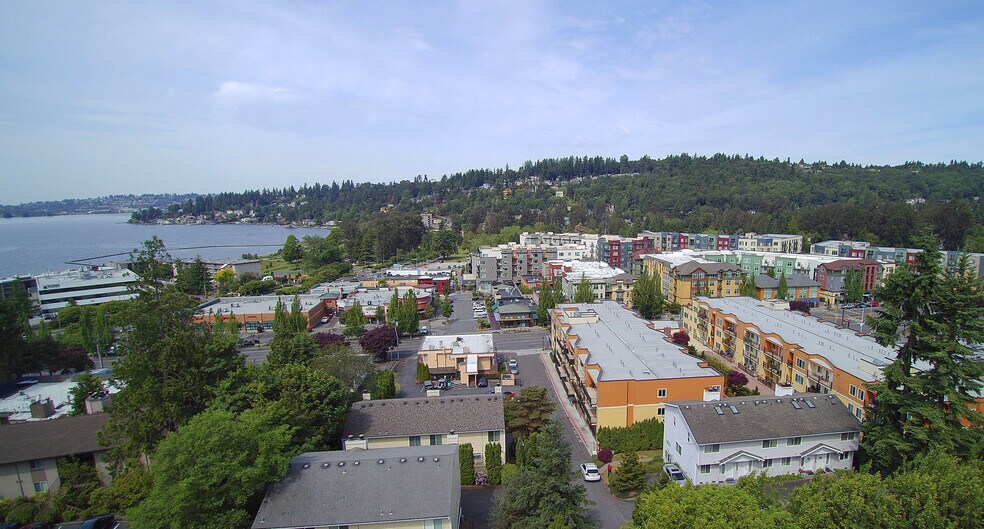 Walk to Juanita Village with shops and restaurants - 11711 100th Ave NE