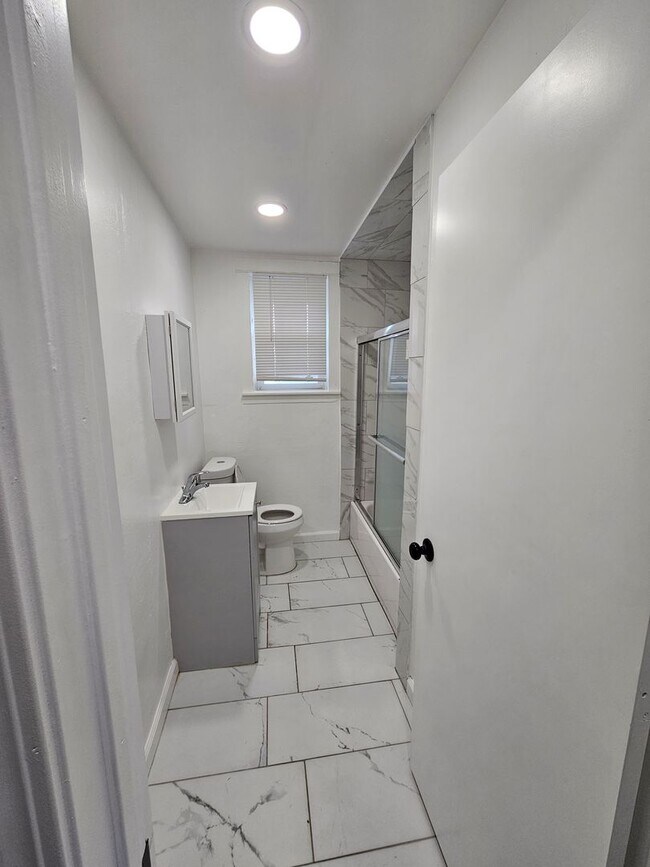 Building Photo - 908 6th St