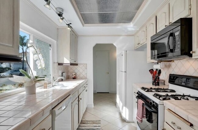 Building Photo - Beautiful 3 bed / 2.5 bath Townhome with Patio and 2 car garage in Huntington Beach