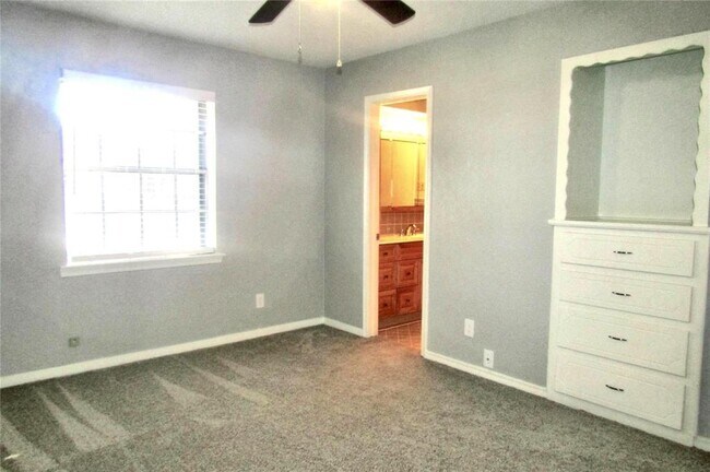 Building Photo - 2913 Ridgedale Dr