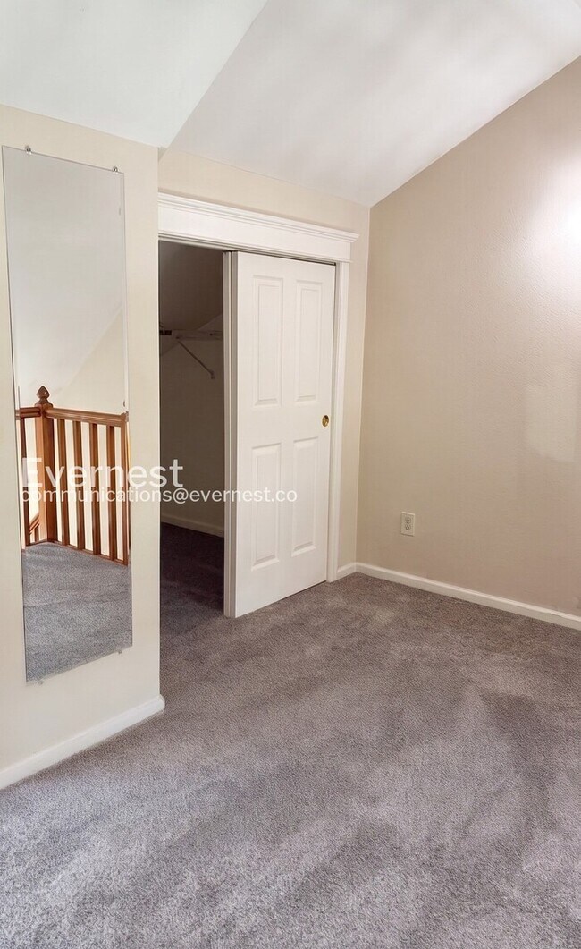 Building Photo - 1 Bed/1 Bath Condo with Garage Parking / Available Now!