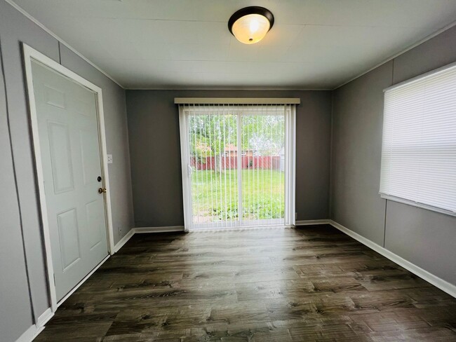 Building Photo - Gorgeous 3 Bedroom Single Family Home!