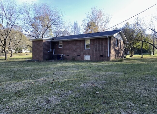 Building Photo - Darling 3 Bedroom Brick Ranch