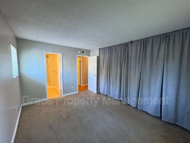 Building Photo - 8555 E Fairmount Dr